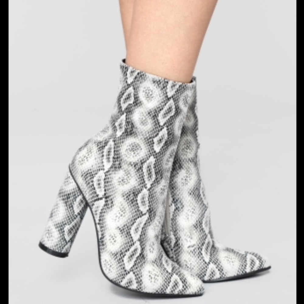 FashionNova Midnight Lover Boot- Size 7